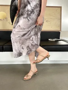 Détail des élégantes sandales à fines brides et petits talons pour femmes