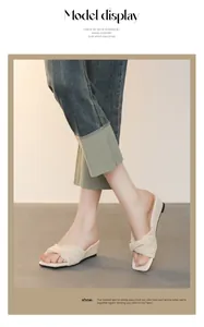Eleganti sabot a zeppa intrecciati beige da donna con comodo design a tacco basso