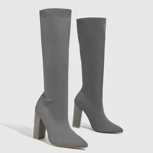 Detailansicht der grauen Strick-Stiefel mit spitzer Zehenpartie und Blockabsatz.