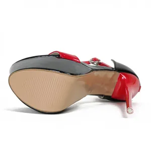 Détail des sandales à talons aiguilles bicolores rouge et noir avec la semelle.