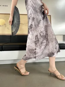 Sandales élégantes à petits talons et brides nues pour un look estival chic et moderne
