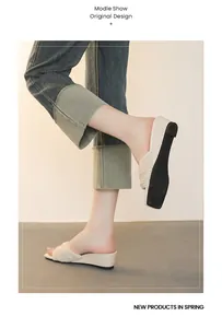 Eleganti sandali con zeppa intrecciati da donna con punta aperta per la primavera.