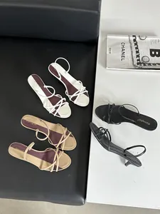 Détail de sandales élégantes à petit talon et fines brides en trois coloris pour femme