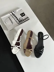 Sandales élégantes à petits talons avec fines brides en blanc, beige et noir chic
