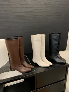 Elegante dames lederen kniehoge rijlaarzen met lage hak in zwart, bruin en stijlvol gebroken wit.