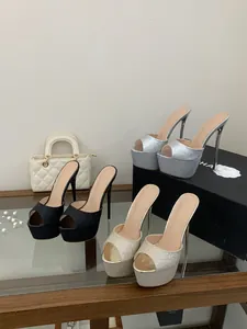 Glitzer-Plateau-Sandalen mit hohem Absatz in Schwarz, Silber und Gold für Partys.
