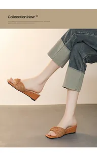Vista dettagliata ai piedi dei sandali con zeppa intrecciati marroni da donna.