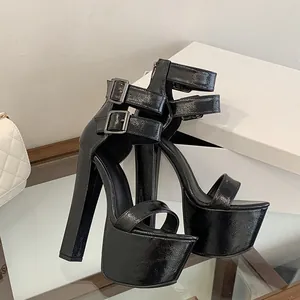 Detailansicht schwarzer Plateau-Sandalen aus Lackleder mit Blockabsatz und Schnallen