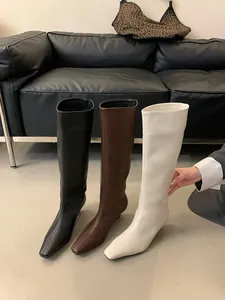 Klassieke zachte lederen kniehoge laarzen in zwart bruin en crème met de lage hakken