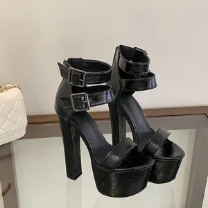 Seitenansicht schwarze Lackleder Plateau Sandalen mit Blockabsatz und Schnallenriemen