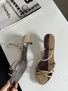 Sandales élégantes à petits talons beige avec fines lanières croisées et style coréen épuré.
