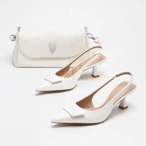 Escarpins slingback blancs élégants à bout pointu, fini miroir, talon carré et boucle