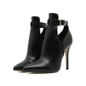 Elegante schwarze Stiletto-Stiefeletten mit Ausschnitten und Knöchelriemen-Schnalle