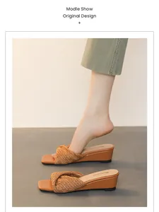 Sandali con zeppa intrecciati marroni con punta quadrata e tacco basso confortevole.