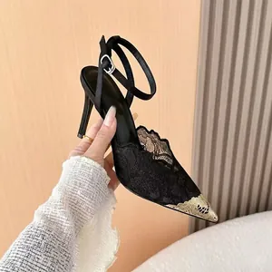 Eleganti décolleté in pizzo nero e mesh con punta metallica dorata e tacco a spillo