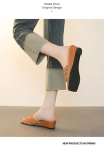 Vista laterale di una donna che indossa sandali con zeppa intrecciata in uno studio.