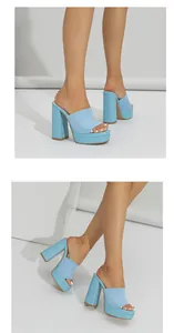 Détail de sandales bleu clair à plateforme et talon épais avec bride en maille tressée.