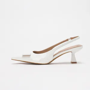Élégants escarpins slingback blancs en cuir verni à bout pointu et boucle carrée.
