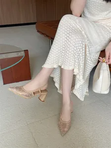 Elegantes sandalias slingback de encaje con tacón de bloque y detalles de perlas.