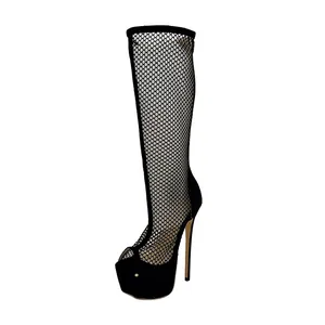 Vue détaillée de bottes sexy en résille noire avec talon aiguille et plateforme.