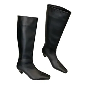 Elegante zwarte retro hoge laarzen met vierkante neus en comfortabele lage hak in zacht leer