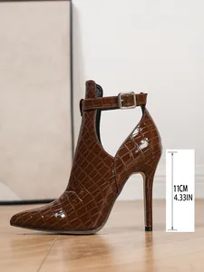 Detailansicht brauner Stiletto-Stiefeletten mit Krokoprägung und 11 cm Absatzmaß
