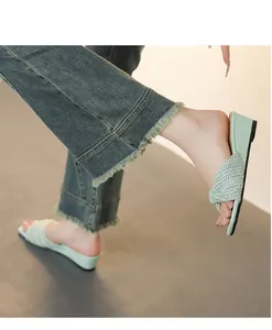 Sandali con zeppa intrecciati verde menta da donna, sabot alla moda in vista dettagliata.