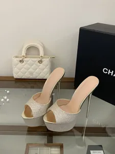 Detailansicht der silbernen Glitzer-Plateau-High-Heels mit Stiletto-Absatz.