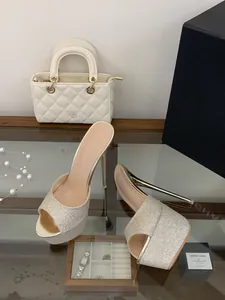 Nahaufnahme von silbernen Glitzer-Pumps mit Plateau auf einem Glastisch