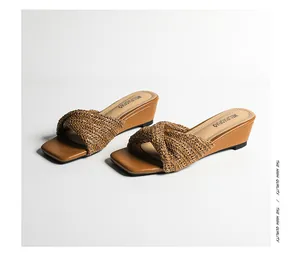 Vista dettagliata dei sandali con zeppa intrecciati marroni da donna dallo stile chic