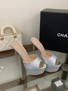 Makro-Detail von silbernen Glitzer-Plateau-Pantoletten mit eleganten Stiletto-Absätzen
