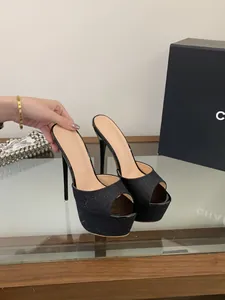 Detailansicht der schwarzen Glitzer-Plateau-High-Heels mit sexy Peeptoe-Design