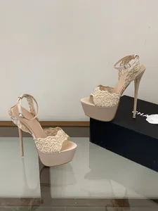 Eleganti sandali beige con plateau e ricami in pizzo con cinturino alla caviglia vista