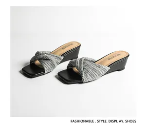 Eleganti sandali con zeppa intrecciata argento da donna con punta aperta e tacco basso