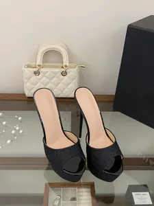 Elegante schwarze Glitzer-Pantoletten mit Plateausohle und Pfennigabsatz für Bankette