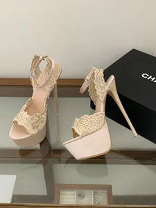 Eleganti sandali beige con plateau e ricami in pizzo con cinturino alla caviglia fine.