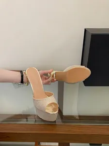 Detailansicht goldene Glitzer-Plateau-Sandalen mit offener Spitze und Stilettoabsatz.