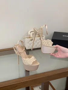 Eleganti sandali platform a spillo in pizzo beige con punta aperta e cinturino alla caviglia