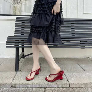 Elegant red wedge thong sandals for women with a retro minimalist summer style