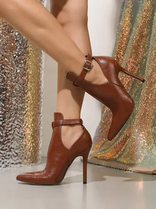Elegante braune Stilettos-Stiefeletten mit Ausschnitt-Detail und verstellbarem Knöchelriemen