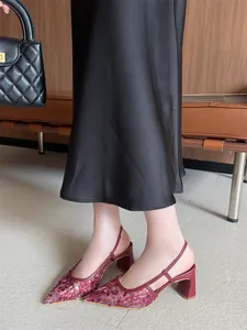Elegantes zapatos destalonados de encaje burdeos con punta afilada y tacón de bloque en detalle