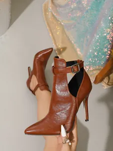 Detailaufnahme brauner Stilettos mit spitzer Zehenpartie und elegantem Seitenausschnitt