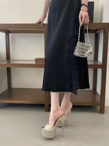 Detailansicht der eleganten silbernen Glitzer-Plateau-Mules mit Stiletto-Absatz.
