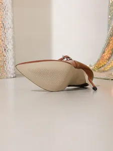 Detailansicht der Sohle und des eleganten braunen spitz zulaufenden Kurzstiefels