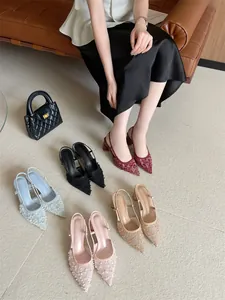 Elegantes tacones slingback de encaje y perlas en cinco colores con estilo de vida real