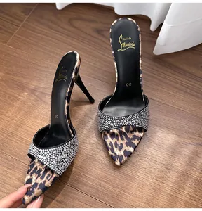 Vista dettagliata di décolleté a punta con stampa leopardata e cinturino in strass