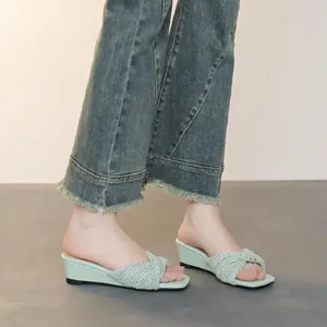 Sandali con zeppa intrecciati verde chiaro da donna con punta aperta per abbigliamento casual