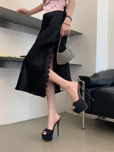 Elegante schwarze Pailletten-Mules mit Plateau und Stiletto-Absatz in Lifestyle-Optik