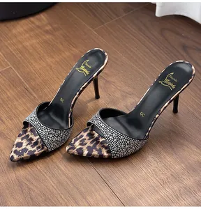 Eleganti tacchi a spillo leopardati a punta con dettaglio cinturino in strass brillanti