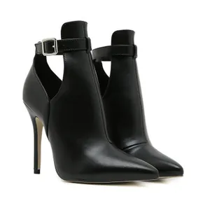 Bottines élégantes à bout pointu et talons aiguilles noirs avec découpe et boucle